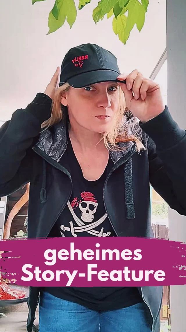 So oft werde ich gefragt: „Hilfe Manja, wie bekomme ich mein Reel in der Story wieder klein?“ Wir probieren es alle mit Aufziehen oder Zusammenschieben.
Aber es ist tatsächlich eine Funktion, die du durch einmaliges Tippen aktivierst oder deaktivierst. Das funktioniert mit deinen geteilten Reels und auch mit Stories, die du repostest. Du hast so eine cleane Story und der Ersteller wird oben mit bei den Songdetails aufgeführt.
Wie ich finde, ein recht nettes Feature. 🌺
CTA: Liken würde ich ganz bezaubernd finden. 😍
Musik: natürlich @nadaro.official 🙏
_____________________________
Für mehr Tipps rund um die gewerbliche Nutzung von Instagram, Reels, Storys, Kurzvideos, Instagramwachstum, lizenzfreie Musik bist du hier goldrichtig.