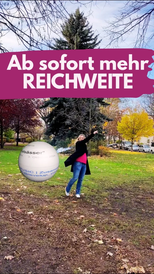 🚨 Ab sofort (10.07) öffnet Instagram die Tore für Google & Co.
Das heißt, deine öffentlichen Reels und Beiträge tauchen nicht mehr nur hier innerhalb der App auf, sondern sie sind weltweit auffindbar über Google und andere Suchmaschinen. 
Das ist deine Chance auf mehr Sichtbarkeit und mehr Reichweite. Du postest also ab jetzt fürs world wide web.
Du musst dein Profil und deinen Content sofort SEO-tauglich machen! Und das gelingt dir mit Keywords. 
1. Im Benutzernamen: statt „jana.liebt.kurkuma“, nimm „ernaehrungsberatung.jana“
2. Im Namen: statt „Jana |  Coach für Mind & Body“, nimm „Ernährung bei Darmproblemen & Reizdarm“
3. Bio: Auch hier bitte Keywords! Beispiele: 
Meal Prep für Berufstätige, Tipps gegen Heißhunger oder Ernährung bei Hashimoto
4. 🚨 Die Caption: Baue in jede Bild- und Reelunterschrift deine nischenrelevanten Keywords ein. Stell dir die Frage: Wonach würde jemand googeln, um auf meinen Content zu stoßen?
5. Nutze den Alttext bei Beiträgen, zB Ernährungsberaterin erklärt Tipps gegen Heißhungerattacken am Nachmittag
6. Text-Overlay im Reel: Schreib das Thema rauf!
Was du noch wissen solltest: Was durchsuchbar ist, kann auch fürs KI-Training genutzt werden. Falls du das nicht möchtest: Einstellungen -> Konto-Privatsphäre -> öffentl. Fotos u Videos in Suchmaschinen -> Schalter aus.
Musik: natürlich @richmlwd.music 
 _____________________________
Für mehr Tipps rund um die gewerbliche Nutzung von Instagram, Reels, Storys, Kurzvideos, Instagramwachstum, lizenzfreie Musik bist du hier goldrichtig.
