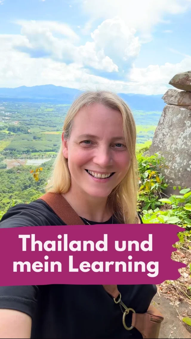 494 neue Follower und tägliche Kursverkäufe im Urlaub. 🔥
4 Wochen Social-Media-Detox. Nichts posten, einfach offline im ersten Urlaub seit Jahren. So der Plan. Instagram hatte andere Pläne und brachte das nächste Update raus, während ich noch gemütlich in meinem Bett im Flieger lag. Und so ging das gefühlt täglich weiter. Und natürlich teile ich solche Updates mit meiner Community. 
Also vormittags etwas Arbeit und den Rest des Tages konnte ich Thailand erleben, wie es vielen Touristen verwehrt bleibt. Aufgenommen in eine thailändische Familie, mittendrin statt von außen zuzuschauen. 😍
Und ich habe germerkt, ich kann wirklich von überall aus arbeiten und genau so ein Leben führen. Und ich liebe es. 
Ich habe nicht nur neue Follower gewonnen, mein älterer Content hat absolut geliefert. Meine Kurse wurden gekauft, während ich im Tempel saß, in der Hängematte Kokosnüsse schlürfte oder durch Pitaya-Plantagen streifte 😋
Und genau das wünsche ich mir für dich. Ein erfolgreiches Business, das es dir ermöglicht, deine Träume zu leben, auch die, von denen du jetzt vielleicht noch nichts weißt.
Deshalb bauen wir in der nächsten REELly Challenge genau diesen Content. Fokus auf die Hooks, Manychat-Automationen, die ganz ohne dich laufen. Wir gehen auf Reichweite und Verkauf. Content, der für dich arbeitet, während du lebst. Kommentiere mit GECKO und ich schicke dir den Link zur Anmeldung. 🌺
_____________________________
Für mehr Tipps rund um die gewerbliche Nutzung von Instagram, Reels, Storys, Kurzvideos, Instagramwachstum, lizenzfreie Musik bist du hier goldrichtig.