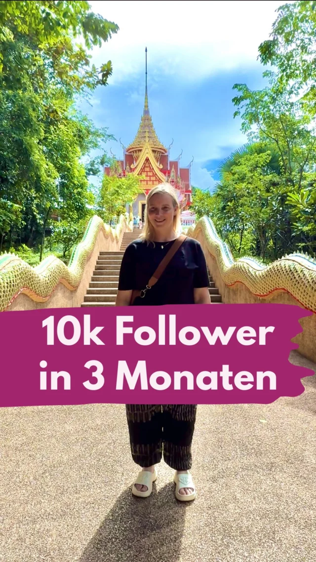 Die bittere Wahrheit: Das ist nicht für alle möglich. 
Denn an einem Punkt scheitern die meisten. 
Und das ist das Dranbleiben. 
Du startest motiviert und nach 4 Wochen gibst du auf, weil du falsche Erwartungen hattest.
10k Follower in 3 Monaten sind einfach nicht die Regel. Ja, ich habe solche Monate, aber auch viele Monate mit weitaus geringerem Wachstum oder sogar Followerschwund. Das ist die Normalität auf Insta. 
Nur wenn du dranbleibst und besser wirst, kannst du das erleben.
Um schnellstmöglich zu wachsen, brauchst du
1. ein SEO-optimiertes Profil, das sofort deutlich macht: Was hab ich davon, dir zu folgen. 
2. Content, der sofort Aufmerksamkeit zieht, der Mehrwert bietet und so einfach erklärt ist, dass ihn jeder versteht. Content, der regelmäßig kommt und nicht nur mal hier und mal da.
3. Du musst dich ausprobieren und analysieren. Was läuft so richtig gut. Was zielt worauf ab. 
4. Du wirst an verschiedenen Stellen über dich hinauswachsen müssen. 
All das ist Training und Handwerk. Und das lernst du in der REELly Challenge. Du bekommst die Skills, die Strukturen und die Motivation, um dranzubleiben, auch dann, wenn dein innerer Schweinehund dir wieder einreden will, dass „deine Nische ja nicht funktioniert“.
Wenn du Lust hast, dass Insta dir endlich Spaß macht und wächst, dann kommentiere mit GECKO. Wir starten zusammen ab 01. September. 🔥🌺
Musik: @nadaro.official & @omao_music 
__________________________
Für mehr Tipps rund um die gewerbliche Nutzung von Instagram, Reels, Storys, Kurzvideos, Instagramwachstum, lizenzfreie Musik bist du hier goldrichtig.