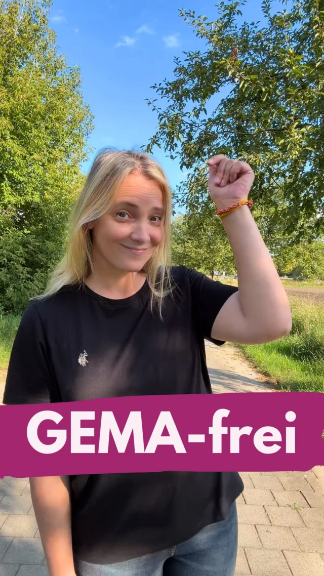 GEMA-FREI • Was bedeutet das eigentlich?
Die Musik ist dann GEMA-frei, wenn der Künstler kein @gema -Mitglied ist oder wenn Musik nicht bei der GEMA gemeldet ist. 
Das heißt aber nicht, dass sie lizenzfrei ist. 
GEMA-frei heißt auch nicht „rechtssicher auf Social Media“. Auch GEMA-freie Musik ist durch das Urheberrecht, das Leistungsschutzrecht oder Labelrechte geschützt.
Falsch: 
Ein Musiker komponiert einen Song, ist nicht in der GEMA. Damit ist die Musik GEMA-frei. Du denkst: „Perfekt, dann darf ich den ja einfach nutzen.“ Also packst du den Track in dein Reel.
Der sieht dein Video, erkennt seine Musik und mahnt dich ab, weil du sie ohne seine Erlaubnis kommerziell genutzt hast.
Folge: Unterlassungserklärung, Anwaltskosten, Schadensersatz,  obwohl der Song GEMA-frei ist.
Richtig:
Ein Musiker komponiert einen Song, ist kein Mitglied der GEMA und gibt/verkauft dir direkt eine Lizenz für die Nutzung auf Instagram. Der Track ist GEMA-frei und du darfst ihn im vereinbarten Rahmen nutzen.
„GEMA-frei“ ist also kein Freifahrtschein. 🌺
Wachsen mit sicherer Musik, sicheren Fotos und Videos, darum geht’s auch im gemeinsamen, kostenlosen Webinar mit Alex von @alfima.io und mir.
Kommentiere mit WEBINAR und sei am 15.09. um 20 Uhr live dabei. 
Musik: @lxnus.music 🙏
__________________________
Für mehr Tipps rund um die gewerbliche Nutzung von Instagram, Reels, Storys, Kurzvideos, Instagramwachstum, lizenzfreie Musik bist du hier goldrichtig.