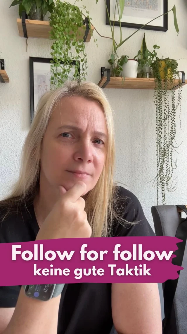 Klartext: Du drehst dich erfolglos im Kreis, und das auch noch für alle sichtbar. 
Follow für follow ist das gegenseitige Folgen, um so die eigene Followerzahl zu erhöhen. 
Diese Strategie (ich will es eigentlich gar nicht Stategie nennen) ist so Kindergarten und ganz weit weg von ernsthaftem Business. Und gegenseitiger Support ist es auch nicht wirklich. Willst du mit deinem Thema anderen Menschen helfen oder deine Zeit in Supportgruppen verschwenden, um eigene Likes zu bekommen? 
Die Follower, die du dir mit dieser Methode aufs Profil holst, interessieren sich nicht für deinen Content, sondern (übrigens genau wie du) nur für ihre eigene Followerzahl. 
Was bleibt, ist in der Regel ein unterirdisches Engagement (Likes, Kommentare etc). 
Eine Supportgruppe ist eben keine Community. 
So seine Followerzahl erhöhen zu wollen, ist purer Egoismus. Ich erinnere, diese Plattform heißt Social Media, nicht Ego Media. Es kann nur nach hinten losgehen. 
Es gibt ein auffälliges Profil. Es folgt mir in den letzten Wochen bestimmt schon zum 10. Mal. Ein Blick auf das Profil verrät genau diese Taktik. Wenn ihm meine Inhalte helfen, dann herzlich willkommen. Aber muss ich mich deshalb für seine Freizeitaktivitäten interessieren? Nein. 
Es gibt tolle Accounts hier, wenn ich aber nicht zur Zielgruppe gehöre, ist das bessere Dankeschön, diesen Folgen-Button nicht zu drücken, gerade weil ich kein ehrliches Engagement garantieren kann. 
Aber die eine große Frage bleibt. Du kannst „nur“ 7.500 Profilen folgen. Was machst du dann? Die Taktik geht ja dann nicht mehr auf. Wie willst du jetzt noch wachsen? 
__________________________
Für mehr Tipps rund um die gewerbliche Nutzung von Instagram, Reels, Storys, Kurzvideos, Instagramwachstum, lizenzfreie Musik bist du hier goldrichtig.