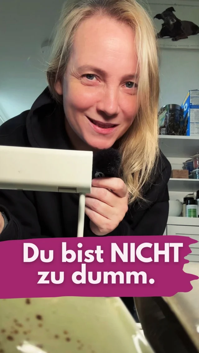 Ich bin zu dumm! Was mache ich falsch? 
Das sind meistens die ersten Gedanken, wenn bei Insta mal wieder etwas nicht funktioniert. 
Die Cutouts oder Untertitel sind weg, neue Funktionen noch nicht da, Musik plötzlich nicht mehr verfügbar oder beim Posten ist auf wundersame Weise die Caption abhanden gekommen. 
Ich könnte ewig so weitermachen. 
Technische Probleme bei Alltagsgeräten nehmen wir dagegen ganz anders wahr. Bei digitalen Herausforderungen aber machen wir uns klein und erzählen uns erstmal, wie strunzdumm wir doch sind. 
Können wir bitte damit aufhören?! 
Der einzige Unterschied ist doch: Ist die Waschmaschine kaputt, rufen wir den Reparaturdienst oder kaufen eine Neue. 
Bei Insta heißt es, Geduld! (Problem kann bei Millionen Nutzern nur bekannt sein, Insta werkelt schon (manchmal dauert es nur länger)).
Also, funktioniert etwas nicht, NEIN, Du bist NICHT das PROBLEM! 🫶🌺
__________________________
Für mehr Tipps rund um die gewerbliche Nutzung von Instagram, Reels, Storys, Kurzvideos, Instagramwachstum, lizenzfreie Musik bist du hier goldrichtig.