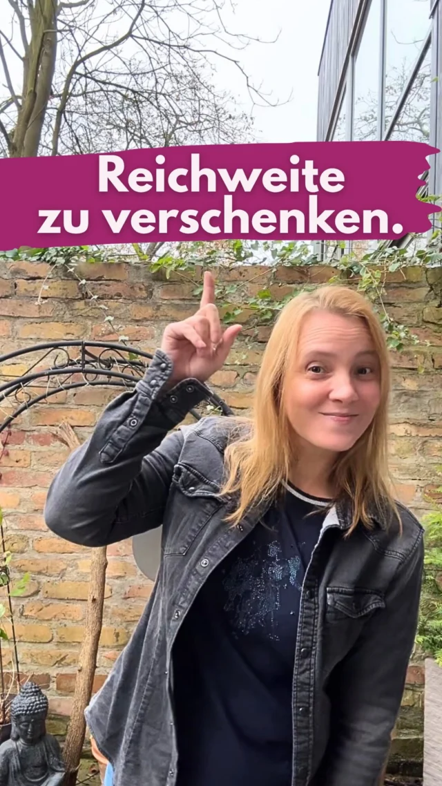 Deine Reichweite ist mau? Dann möchte ich dir heute meine schenken. Mach mit beim beliebten Reichweiten-Push! 
Kommentiere mit 3 Emojis, die dich und dein Business beschreiben. Geh dann zu anderen Kommentaren und rate, welches Business es wohl ist. Und bei jedem, der dein Business errät, verteilst du bitte 3 Likes. 
Dein Ernst??? Bist du hier zum Rätselraten? Wenn deine Reichweite gerade nicht so dolle ist, dann hilft kein Spielchen als Beschäftigungstherapie.
Setz dich hin und mach einen Contentday. Reichweite baust du auf, in dem du postest, analysiert und wieder postest. 
Diese dämlichen Reichweitenspielchen bringen nur dem Ersteller des Posts richtig Reichweite und wahnsinniges Engagement. Du dagegen verdattelst hier deine wertvolle Zeit. 
Verkauft wird dir das auch noch als barmherziges Geschenk. 🤢
Ja, vielleicht findet dich so jemand und du bekommst ein paar Likes, aber Aufwand und Nutzen stehen in keinem Verhältnis. Vielleicht hättest du in dieser Zeit auch dein viralstes Reel gepostet. 
Statt dämlicher, egoistischer Spielchen schenke ich dir 24 wirklich wertvolle Tipps, die dich und deine Reichweite voranbringen. Im REELly Adventskalender ab 01. Dezember. Kommentiere mit ADVENT und hol sie dir.🎄
__________________________
Für mehr Tipps rund um die gewerbliche Nutzung von Instagram, Reels, Storys, Kurzvideos, Instagramwachstum, lizenzfreie Musik bist du hier goldrichtig.