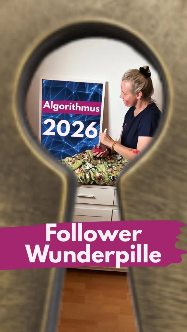 So viel verschenktes Potenzial 
Wir spielen das kurz durch.
Neue Menschen kommen meist über einen gut ausgespielten Beitrag zu dir aufs Profil. 
Sie überfliegen die Bio nach dem Motto „was ist hier für mich drin?“ 
Super, wenn du bis dahin überzeugst.
Jetzt schauen sie sich noch ein oder zwei Beiträge an. Und hier passiert ein großer Fehler. Durch diesen Beitrag, der sie zu dir geführt hat, haben sie also eine gewisse Erwartungshaltung. 
Wenn du keine Titelbilder gestaltest, ist die Gefahr äußerst hoch, dass der zufällig angetippte Beitrag komplett enttäuscht. 
Und zack und weg, nix Follower. 
Allein dafür solltest du unbedingt Reel-Titelbilder gestalten. Und damit meine ich jetzt nicht durchdesignt, sondern schnell begreifbar. 
Ich benutze einfach ein Screenshot aus dem Reel und ein bis zwei Wörter (keine Sätze, denn man soll es auf dem Profil möglichst ohne Lupe lesen können) und natürlich ein Brandelement, alles vorbereitet als Canva-Vorlage. 
Noch einfacher geht’s hier direkt bei Insta. 
So haben sie die Möglichkeit, die für sie relevanten Beiträge anzuklicken und sind weniger enttäuscht und das spiegelt sich in deiner Followerzahl wieder. 
Das ist übrigens eine dieser Wunderpillen, die wirklich beim Wachstum helfen. 😊
_____________________________
Für mehr Tipps rund um die gewerbliche Nutzung von Instagram, Reels, Storys, Kurzvideos, Instagramwachstum, lizenzfreie Musik bist du hier goldrichtig.