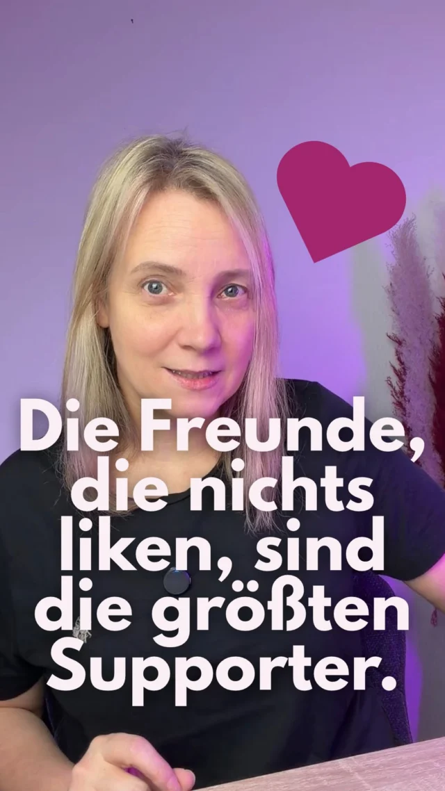 Schluss jetzt! 
Lass dich doch von diesen Heulsusen-Reels nicht ins Jammertal schicken.
Jeder der behauptet, deine Freunde supporten dich nicht, weil sie nicht liken, hat keine Ahnung von den Insta-Algorithmen. 
Treuere Supporter kannste am Anfang gar nicht haben. Denn die Neugier deiner Freunde unterstützt dich mehr, als du denkst. Also bitte, gib ihnen so richtig was zu futtern. 
Sobald du dich vor die Kamera stellst, wird sowieso geredet, selbst wenn du es nicht machst 😆
Aber was, wenn es gar nicht böse gemeint ist, sondern weil du inspirierst, weil sie insgeheim vielleicht deinen Mut bewundert, weil sie es selber nicht können? 
Diese Stimmungsreels ziehen dich runter, machen dich klein und tun der Freundschaft auch nicht gut. 
Leute, die dich nicht mögen, ignorierst du bitte. Es ist dein Leben. Mach was draus. 
Und für alle anderen, sei einfach das mutige Vorbild. Irgendwann werden sie dir sagen, wie toll du das machst. 
Und jetzt poste bitte, als gäbe es kein Morgen. 🫶
_____________________________
Für mehr Tipps rund um die gewerbliche Nutzung von Instagram, Reels, Storys, Kurzvideos, Instagramwachstum, lizenzfreie Musik bist du hier goldrichtig.