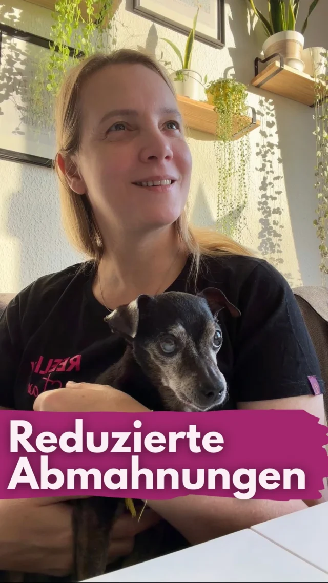 Christian Wolff schreibt auf LinkedIn zur Abmahnwelle, dass Forderungen reduziert werden und dass die benannte Kanzlei gemeinnützige Organisationen nicht abmahnt.
Das sorgt verständlicherweise für Erleichterung.
Und für viele liest sich das jetzt wahrscheinlich wie eine Entwarnung. Wie: Für manche gilt das Risiko nicht mehr oder wird schon nicht so schlimm.
Eine reduzierte oder erlassene Forderung ändert aber nichts am Urheberrecht.
Es entsteht dadurch keine Lizenz, keine generelle Nutzungserlaubnis und auch kein neues Gesetz.
Ein wichtiger Punkt ist, die benannte Kanzlei ist nicht der einzige Player. Rechte werden von unterschiedlichen Inhabern über verschiedene Kanzleien durchgesetzt.
Wenn Organisationen jetzt davon ausgehen, sie seien allein wegen ihrer Gemeinnützigkeit rechtlich auf der sicheren Seite, entsteht völlig falsche Sicherheit und die kann zu weiteren Abmahnungen führen.
Betroffene sind jetzt erleichtert, ja, aber
wer langfristig sicher sein will, klärt die Rechte vorher und verlässt sich nicht auf Kulanz im Nachhinein.
Ich finde es wichtig, das sauber zu sortieren, für uns Creator und Businessaccounts und auch für die Urheber.
Musik: @kunst.beat 
_____________________________
Für mehr Tipps rund um die gewerbliche Nutzung von Instagram, Reels, Storys, Kurzvideos, Instagramwachstum, lizenzfreie Musik bist du hier goldrichtig.