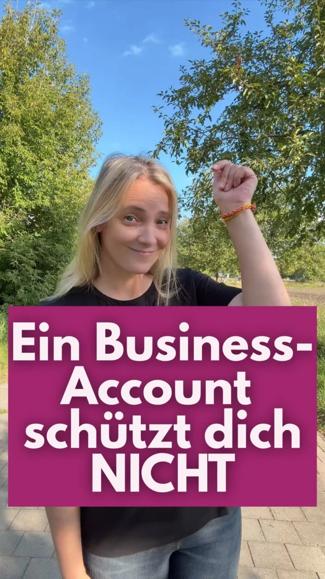 Musikrechte! Das Thema kocht gerade wieder hoch.
Und ich lese Dinge, da bekomme ich leichte Schnappatmung, zB stelle auf Business um, dann bist du safe. 
Deshalb sortiere ich das mal. 
Nein! Du darfst auch mit einem Business Account nicht einfach alles benutzen.
Du darfst nur das nutzen, was für deinen Account vorgesehen und lizenziert ist.
Nein! Lizenzierte Musik im Business Account ist kein „Glitch“. Die Musikbibliothek wird technisch nach der Kategorie ausgespielt. 
Dahinter steckt kein Fehler, sondern eine Meta Systemlogik, die sich uns nicht erschließen muss. 
Nein! Der Business Account schützt dich nicht automatisch. Auch bei der strengsten Kategorie spielt Instagram auch Original-Audios aus.
Nur, weil du etwas auswählen kannst, heißt es nicht, dass du es auch benutzen darfst.
Account ≠ Lizenz.
Die goldene Regel: Nutze nur das, wofür du wirklich eine Lizenz hast. 
Für die Musik: 
Meta Soundcollection (RF-Kennzeichnung)
und @community_creator_music 
Das gilt natürlich nicht nur für Musik, sondern auch Fotos, Videos usw. 
Wenn du dich nicht auf Glitch-Theorien verlassen willst, sondern wissen willst, was wirklich gilt, kommentiere mit LALELU und hole dir meinen REELly Insta Music Guide.
_____________________________
Für mehr Tipps rund um die gewerbliche Nutzung von Instagram, Reels, Storys, Kurzvideos, Instagramwachstum, lizenzfreie Musik bist du hier goldrichtig.