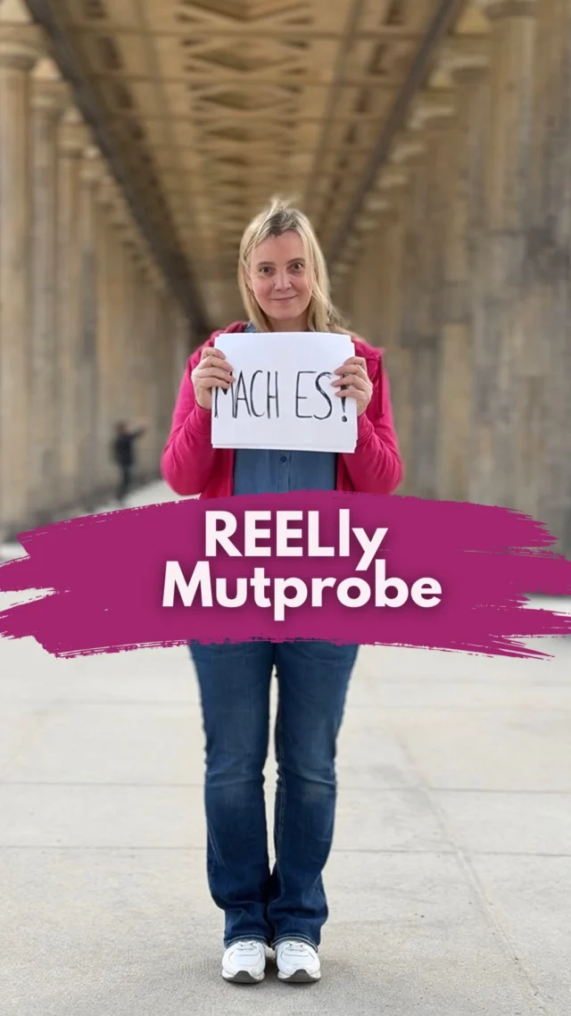 So entstehen Reels wirklich. 
Drehen, doof finden, nochmal drehen, bis zum fünften oder sechsten Versuch. 
Ist das in der Öffentlichkeit peinlich? Ja. Interessiert das irgendjemanden? Nein. 
Und deshalb gibt’s die REELly Mutprobe. (Inoffiziell die kostenlose Scheiß-drauf-Challenge)
5 Tage, 5 kleine Aufgaben. 
Und das Beste:
Du nimmst deine Community direkt mit in die Challenge. Sie schauen zu, stimmen ab und bleiben endlich wieder in deinen Stories hängen.
Also einfach machen statt ewig überlegen. 
Wenn du mitmachen willst, kommentiere MUT und ich schicke dir den Link.
Quizauflösung:
B) Es waren 2 Menschen.
Zwei Menschen, die einfach geduldig gewartet haben, bis ich mit meinem ganzen Rumprobieren fertig war, um dann weiterzugehen, nur damit sie meine Aufnahme nicht stören.
REELly Realität 😊
�_____________________________
Für mehr Tipps rund um die gewerbliche Nutzung von Instagram, Reels, Storys, Kurzvideos, Instagramwachstum, lizenzfreie Musik bist du hier goldrichtig.