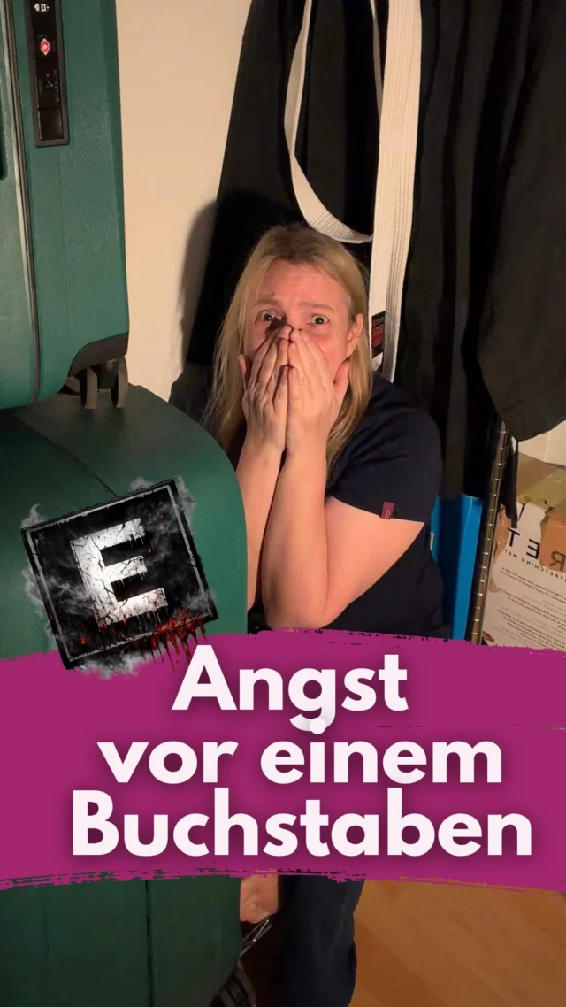 Ein kleiner Buchstabe killt jetzt deine Reichweite. Angeblich.
Das „E“ hinter Songs sorgt momentan für erstaunlich viel Drama und Aufregung. Immer mehr Reels tauchen auf, in denen heißt es, nutze solche Songs nicht, die Reichweite deiner Beiträge wird von Insta sonst gedrosselt.
In den Richtlinien steht dazu nichts.
Das „E“ kommt nicht mal von Instagram selbst. Das ist eine Kennzeichnung aus der Musikindustrie und heißt, hier wird geflucht, es fliegen Schimpfwörter oder es geht inhaltlich um anstößige Dinge. Mehr nicht.
Spannend wird’s in den Top 10.
Da sind E-Songs ganz vorne mit dabei, ja sogar auf Platz 1.
Ich hab mit E-Songs jedes Mal gute Views. 
Selbst im Teen-Account sind diese Songs ganz normal verfügbar.
Instagram schränkt problematische Inhalte ein, die betreffen aber dein Video, nicht das Label vom Song. Insta bewertet also den Content.
Und während alle jetzt Panik vor dem „E“ haben, nutzen viele Musik, für die sie gar keine Rechte haben.
Das ist mal ein echtes Problem. 
Das E nur ein Mythos. 
�____________________________
Für mehr Tipps rund um die gewerbliche Nutzung von Instagram, Reels, Storys, Kurzvideos, Instagramwachstum, lizenzfreie Musik bist du hier goldrichtig.