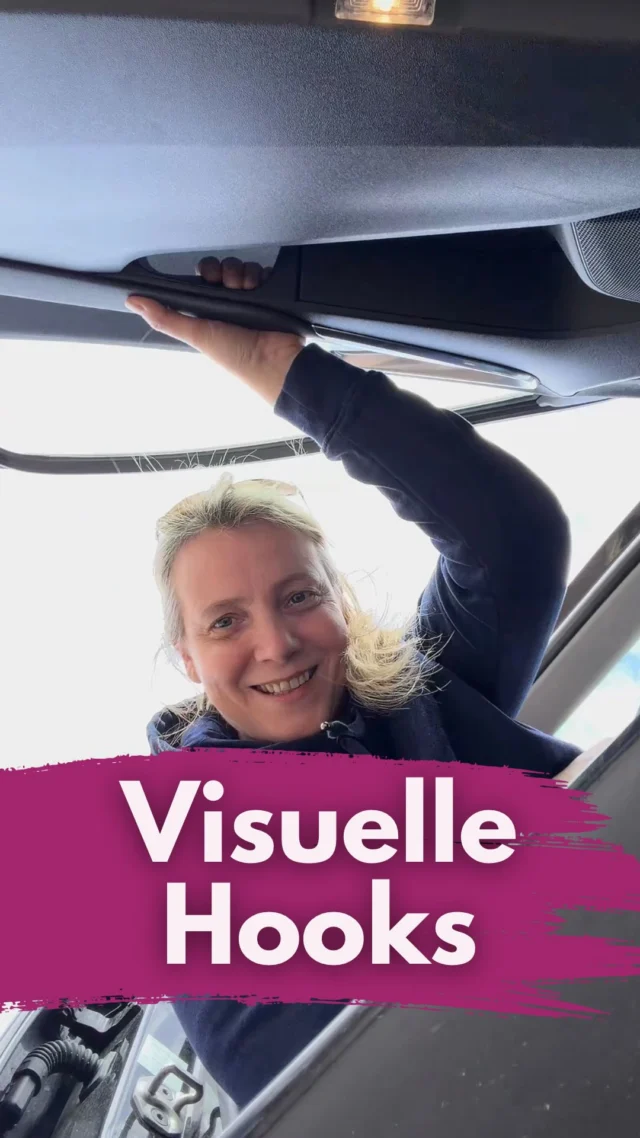 Hook dich rein! 😁
Es gibt verschiedene Arten von Hooks. Nimm so viel es geht. 
Die Texthook, wie der Name sagt, der Text in deinem Video oder auch Überschrift, ab Sekunde 0 eingeblendet.
Die gesprochene Hook. Sofort rein ins Thema, kein Hallo oder sonst eine weichgespülte Einleitung. Einen starken Satz direkt am Anfang.
Die Caption-Hook. Die erste Zeile der Caption ist sichtbar. Wecke hier Interesse zum Lesen. 
Die visuelle Hook. Und hier muss es keine krasse Bearbeitung sein. Es reichen die simplen Beispiele aus meinem Video. Mit einer Bewegung starten ist so viel besser als statisch im Bild zu sitzen. 
Probiere es aus! 
____________________________
Für mehr Tipps rund um die gewerbliche Nutzung von Instagram, Reels, Storys, Kurzvideos, Instagramwachstum, lizenzfreie Musik bist du hier goldrichtig.