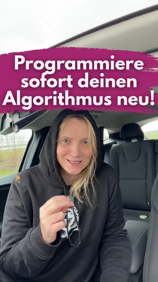 Du wirst verarscht. 🍑
Du hörst das sicher oft:
„Programmiere deinen Algorithmus neu, um viral zu gehen.“
„Wenn du Inhalte siehst, die nicht zu deiner Nische passen, machst du etwas falsch.“
Das ist der größte Bullshit.
❌ Der Algorithmus lernt deine Zielgruppe über dein Follow-Verhalten. Falsch! 
Relevant sind:
1. Dein Content selbst (Thema, visuelle Signale, Text, Audio)
2. Wie Menschen darauf reagieren (Watchtime, Interaktionen)
3. Wer mit deinem Content interagiert (deine Zielgruppe)
Darum geht’s in der REELly Challenge an 01.04. Kommentiere GECKO und ich schicke dir den Link.
❌ Wenn du nur deinen Nischen-Content schaust, wird dein eigener Content gezielter ausgespielt. Falsch!
Instagram kann sehr wohl unterscheiden WAS du konsumierst und WAS du produzierst. 
Das hat Meta und CEO @mosseri mehrfach bestätigt.
Du kannst Katzenvideos schauen und trotzdem erfolgreich deinen Business-Content posten. 
Das System ist nicht dumm!!!
Was wirklich passiert, wenn du nur deiner Nische folgst:
• Du bist fokussierter
• Du hast bessere Ideen, mehr Inspiration
• Du bist quasi up to Date in deiner Nische
• Du vergleichst dich mehr (das kann auch fies nach hinten losgehen)
Aber:
❌ Dein Content wird dadurch nicht automatisch besser ausgespielt
❌ Deine Reichweite steigt nicht wegen deines Feeds
Es verkauft sich halt einfach gut.
Programmiere deinen Algorithmus neu und wachse schneller. Das ist einfach, schnell umzusetzen und gibt dir das Gefühl, etwas Wichtiges getan zu haben. 
Mach besseren Content und verstehe deine Zielgruppe ist dagegen unsexy und unbequem.
Aber das ist der wirkliche Punkt, um hier was zu wuppen. 
Also -> GECKO 
____________________________
Für mehr Tipps rund um die gewerbliche Nutzung von Instagram, Reels, Storys, Kurzvideos, Instagramwachstum, lizenzfreie Musik bist du hier goldrichtig.