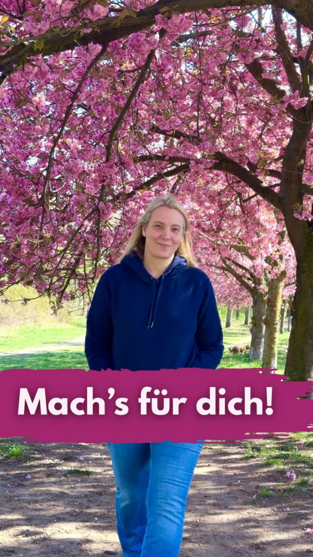 Social Media ist unsozial, das sagen viele. 
Und in der Tat, geht’s hier teilweise echt rauh zu. 
Wenn ich aber mal persönlich abrechne, war es das Gegenteil.
Ich bin 50 und ich habe hier etwas gelernt, von dem ich glaubte, es zu haben, aber in Wahrheit weit davon entfernt war.
Selbstbewusstsein.
Ich habe gepostet, obwohl ich unsicher war, ob die Welt noch einen Social Media Experten braucht.
Ich habe mich gezeigt, obwohl das für mich der größte Horror war.
Ich habe geredet, obwohl es sich echt cringe angefühlt hat. 
Ich bin drangeblieben, auch in Frust-Phasen.
Und dann passiert es einfach.
Du wirst sicherer, klarer und hörst auf, dich ständig zu hinterfragen.
Mich interessiert nicht mehr, ob mich jemand nicht mag, nicht, wer doof findet, was ich mache und auch nicht, ob sich jemand an meinen Inhalten stört. 
Ich habe keine Angst mehr vor großen Zooms, vor Menschen zu sprechen und erst recht nicht, in der Öffentlichkeit die peinlichsten Videos zu drehen. 
Wenn ich dir eins raten darf, dann, bleib dran. Für dich! 🫶 
Musik: @richmlwd.music 
____________________________
Für mehr Tipps rund um die gewerbliche Nutzung von Instagram, Reels, Storys, Kurzvideos, Instagramwachstum, lizenzfreie Musik bist du hier goldrichtig.