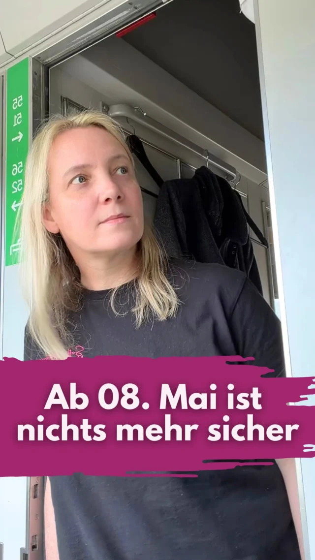 Clickbait vs Wahrheit
Die Ende zu Ende Verschlüsselung, die Instagram heute abschafft, musste für einzelne Chats erst aktiviert werden. Und das haben einfach die wenigsten getan.
Die meisten Instagram Chats waren also schon vorher nicht geschützt. ⚠️
Ohne Ende zu Ende Verschlüsselung können Plattformen auf diese Inhalte zugreifen, zB zur Analyse, Spam-Erkennung, Sicherheitsprüfungen oder wenn Behördenanfragen vorliegen.
Deshalb bitte keine sensible Dinge in die Chats:
Bankdaten, Passwörter, Ausweisfotos, Verträge, Kundendaten oder sehr private Informationen.
Wenn du sensible Inhalte verschicken möchtest, nutze besser Dienste mit standardmäßiger Ende zu Ende Verschlüsselung, zB Signal, Threema oder WhatsApp.
Auch hektischen Löschen dieser Chats bringt gerade weniger, weil gelöschte Inhalte noch eine ganze Zeit in Systemen oder Backups vorhanden sein können. Bereits verarbeitete Daten lassen sich auch nicht einfach „zurückholen“. Und wenn der Chatpartner den Verlauf nicht auch löscht, existiert seine Kopie ja weiterhin.
Also überlegen wir spätestens ab jetzt, welche Informationen wir überhaupt über Instagram-Chats teilen. 
Teile dieses Reel und hilf diese unnötige Panikmache zu vermeiden und diese Änderung korrekt einzuordnen. DANKE 🙌
Musik: @paul__parker.official
________________
Für mehr Tipps rund um die gewerbliche Nutzung von Instagram, Reels, Storys, Kurzvideos, Instagramwachstum, lizenzfreie Musik bist du hier goldrichtig.