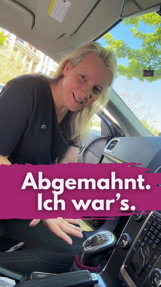 Abmahnung. 
Und alle haben sofort ein Bild im Kopf. Der böse, geldgierige Abmahner.
Ich kann das verstehen. 
Ich fand’s am Anfang selbst unangenehm, so konsequent vorzugehen.
Ich habe „Fotodiebe“ zuerst freundlich angeschrieben. Wollte aufklären, erklären, die Entfernung oder aber mein Honorar.
In der Regel kam nichts oder Diskussionen
oder Beleidigungen.
Irgendwann war der Punkt erreicht, an dem ich mich entschied, meine Arbeit nicht mehr allein zu schützen, sondern mit Hilfe eines Anwalts.
Von kleinen Selbstständigen bis zum großen Unternehmen war alles dabei. Der dreisteste Fall waren Kollegen, die meine Fotos
inklusive Bilder meines eigenen Hundes
in ihr Portfolio gepackt haben.
Das war kein Versehen, das war einfach dreist und respektlos.
Mit einem Anwalt an meiner Seite gab es keine Beschimpfungen mehr, sondern nur noch mein Honorar. 
Das Urheberrecht ist ein wunderbares Recht. Es schützt jedes geistige Eigentum, auch deins. 
Deshalb sind die Musikrechte hier wohl zu meinem Steckenpferd geworden. Urheberrechtsverletzungen sind eben kein Kavaliersdelikt.
Ich war nie die, die gern abmahnt hat. Ich hatte einfach keine Lust mehr, unter Beschimpfungen nach einer fairen Vergütung zu betteln.
Wenn du willst, dass deine Arbeit respektiert wird, fang bei dir an.
Mach deinen Content so, dass du nachts ruhig schlafen kannst.
____________________________
Für mehr Tipps rund um die gewerbliche Nutzung von Instagram, Reels, Storys, Kurzvideos, Instagramwachstum, lizenzfreie Musik bist du hier goldrichtig.