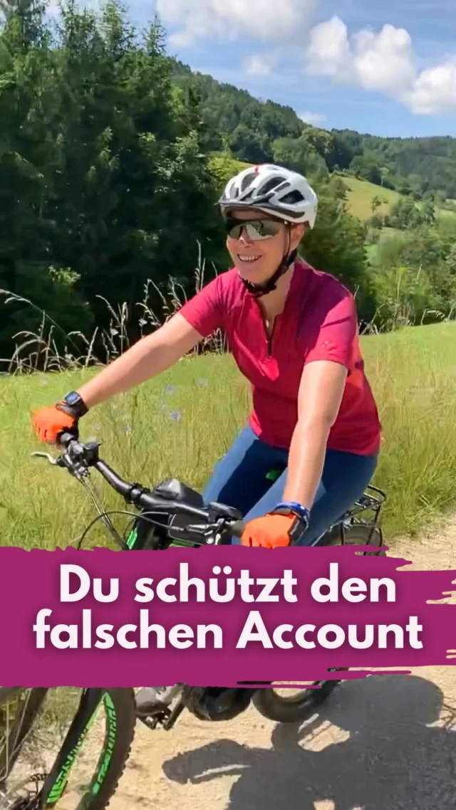 Dein Facebook-Account ist wichtiger als dein Instagram-Account.
Ja, das habe ich wirklich so gesagt.
Die meisten von uns behandeln Facebook inzwischen wie Omas Keller. Wir alle wissen, irgendwas ist da noch, aber niemand will so wirklich da runtergehen.
Allerdings:
An diesem Facebook-Login hängen bei vielen nicht nur die alten Fotos von anno dutt. 
Mit diesem Login haben Angreifer Zugriff auf  Facebook-Seiten, die Meta Business Suite, Werbekonten, Zahlungsdaten für Anzeigen oder Spenden, Mitarbeiterzugänge und oft sogar auf den Instagram-Account selbst.
Instagram ist zwar präsenter, Facebook dagegen aber der Schlüssel zum gesamten Meta-System.
Deshalb solltest du die Sicherheitseinstellungen deines Facebook-Profils mindestens genauso ernst nehmen wie die von Instagram.
Falls du meine kostenlose Checkliste mit den wichtigsten Sicherheitseinstellungen deiner Meta-Accounts noch nicht hast:
👉 Kommentiere „BODYGUARD“ oder hol sie dir. 
________________
Hi, ich bin Manja.
Für Tipps rund um die gewerbliche Nutzung von Instagram, Reels, Storys, Kurzvideos, Reichweitenaufbau und Musikrechte bist du hier genau richtig.