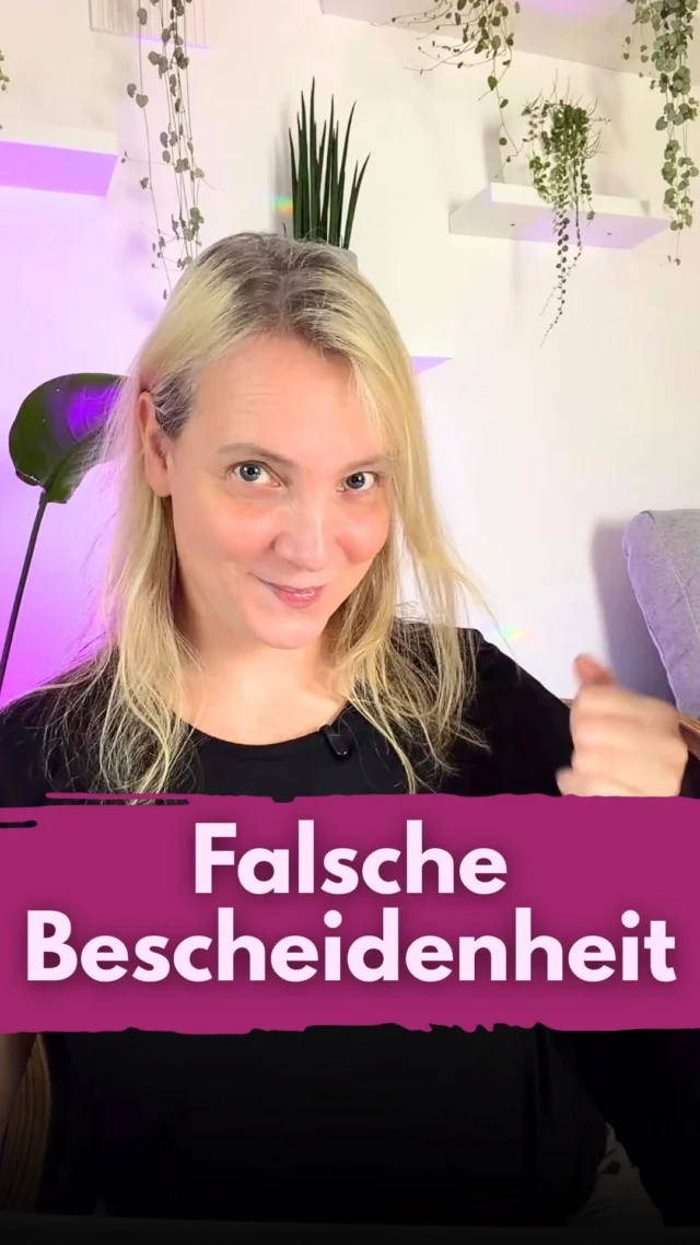 Sei leise! 
Viele von uns sind so aufgewachsen. Sei nicht so laut, fall nicht so auf usw.
Und dann starten wir hier auf Insta und es fühlt sich so komisch an, sich selbst und das eigene Angebot zu zeigen.
Aber dein Instagram-Auftritt hat nichts mit diesem für viele unangenehmen Mittelpunkt zu tun. 
Es ist dein Schaufenster. 
Dein Ladenlokal würdest du doch auch so auffällig und schön wie nur möglich  dekorieren. 
Also, das ist hier keine Angeberei. Es ist die Einladung für dein Publikum, dir zu folgen und bei dir zu kaufen. 
Hör mal jetzt auf, dich so klein zu machen! Ok? 
________________
Hi, ich bin Manja.
Für Tipps rund um die gewerbliche Nutzung von Instagram, Reels, Storys, Kurzvideos, Reichweitenaufbau und Musikrechte bist du hier genau richtig.