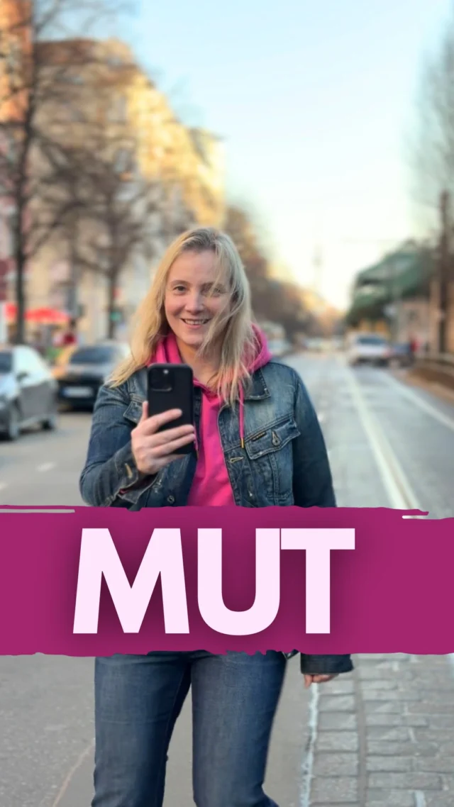 Unangenehm, aber einfach.
Bevor wir überhaupt darüber sprechen, wie wir vom-Algorithmus-geliebt posten, bauen wir erstmal ein stabiles Fundament.
Und dazu gehört, dass du dich vor die Kamera setzt, auf Aufnahme drückst und veröffentlichst. 
Das nenne ich algorithmusgerechte Fütterung.
Jetzt höre ich einige schon sagen: “Aber ich will das gar nicht.”
Doch! Willst du!
Wer sich dauerhaft nicht zeigen will, wird mit Social Media auch keinen nachhaltigen Erfolg haben. Ganz tief im Innern weißt du das ja auch schon längst.
Hier ist meine Hand. Ich habe mich selbst jahrzehntelang versteckt und geziert.
Nimm sie und mach die Mut Challenge mit.
Ich will, dass du vor der Kamera nicht mehr darüber nachdenkst, ob du gut genug bist, sondern nur noch darüber, was du sagen willst.
Die Challenge ist kostenlos und dauert fünf Tage.
Danach kannst du in die REELly Mutroutine wechseln. 21 Tage, damit dein Mut auch zur Gewohnheit wird.
Kommentiere MUT und ich schicke dir den Link zur Anmeldung.
________________
Hi, ich bin Manja.
Für Tipps rund um die gewerbliche Nutzung von Instagram, Reels, Storys, Kurzvideos, Reichweitenaufbau und Musikrechte bist du hier genau richtig.