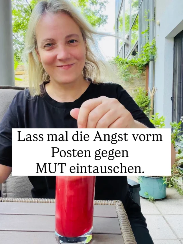 Es gibt so unfassbar viele Gründe, nicht vor die Kamera zu treten.
Du bist unzufrieden mit dir selbst. Du hast Angst vor Bewertungen. Du möchtest professionell wirken, hast aber das Gefühl, noch nicht gut genug zu sein oder du weißt einfach nicht, was du sagen sollst.
Die Gründe sind so unterschiedlich. Am Ende ist es aber meistens dasselbe, du schiebst es wieder und wieder und immer wieder auf.
Das ändern wir in der REELly Mut Challenge.
Gemeinsam, weil es nicht alleine viel leichter ist.
Du kannst jetzt noch länger auf den richtigen Moment warten oder du bist mutig.
Kommentiere MUT und spring.
Das Wasser ist warm und ich bin ein gut ausgebildeter Bademeister. Meinen Erste Hilfe Kurs habe ich sogar gerade erst aufgefrischt. 🌺
________________
Hi, ich bin Manja.
Für Tipps rund um die gewerbliche Nutzung von Instagram, Reels, Storys, Kurzvideos, Reichweitenaufbau und Musikrechte bist du hier genau richtig.