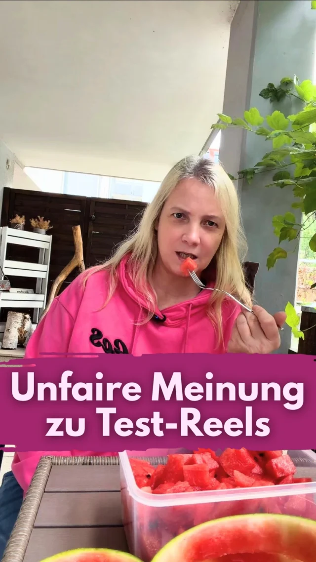 Mit dieser Meinung mache ich mir jetzt wahrscheinlich keine Freunde.
Ich denke wirklich, viele kleinere Creator machen Trial Reels wichtiger als sie sind.
Jeder große Creator, den wir heute bewundern, hat irgendwann bei null angefangen, ohne Test-Reels, ohne unzählige Experten, die jeden Tag erklärt haben, wie der Algorithmus funktioniert.
Sie haben Inhalte veröffentlicht, analysiert und wurden so immer besser.
Die Trial-Reels-Funktion allein sorgt ja nicht automatisch für Reichweite oder neue Follower. Auch dieses Feature musst du erst verstehen und sinnvoll einsetzen.
Wenn du noch am Anfang stehst, ist doch eh fast jedes Reel ein Test. Du findest erst heraus, welche Hooks funktionieren, welche Themen wie ankommen und welches Format zu dir passt. 
Auch größere Creator müssen bei Trial Reels umdenken. Fällt dieser erste Push der eigenen Community weg, merken manche erst, wie gut ihr Content außerhalb wirklich funktioniert.
Vielleicht klingt das jetzt hart, aber dein Erfolg hängt nicht von einer fehlenden  Funktion ab. Sondern eher wie du damit umgehst. Die einen bleiben bei: „Ich habe die Funktion nicht.“ Die anderen überlegen, was sie tun können, um sie zu bekommen. 
Und mal ehrlich: Was machst du, wenn Insta Trial Reels morgen wieder abschafft?
Follower zu gewinnen, ist ja das eine. Eine aktive Community zu haben, das andere. 
Viele konzentrieren sich gerade sehr darauf, möglichst schnell neue Follower zu bekommen. Ich sehe Accounts mit zigtausenden Followern und erstaunlich wenig Reaktionen. Meine Energie würde ich lieber in Menschen stecken, die interagieren und irgendwann vielleicht sogar zu Kunden werden.
Features kommen und gehen, deine Community, die bleibt.
Also ran an den Speck. 🌺
________________
Hi, ich bin Manja.
Für Tipps rund um die gewerbliche Nutzung von Instagram, Reels, Storys, Kurzvideos, Reichweitenaufbau und Musikrechte bist du hier genau richtig.