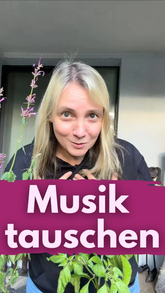 Gott, was haben wir darauf gewartet. Jetzt ist es endlich da.🎉
Du kannst die Musik von bereits veröffentlichten Feed-Beiträgen und Karussells nachträglich austauschen.
Also für alle, die bisher nicht aufgeräumt haben, du musst nicht mehr löschen oder archivieren und  erneut posten. Du tauschst einfach den Song in einen lizenzgebührenfreien. 
Obwohl das erneute Posten gar nicht schlecht ist. 😉
Ich hätte ehrlich gesagt nicht gedacht, dass Instagram diese Funktion irgendwann überhaupt zur Verfügung stellt.
Geh auf die 3 Pünktchen - Beitrag bearbeiten - Musik
Lizenzgebührenfreien Musik gibts bei @community_creator_music und der Meta Sound Collection
Musik: @eesmusic 
________________
Hi, ich bin Manja.
Für Tipps rund um die gewerbliche Nutzung von Instagram, Reels, Storys, Kurzvideos, Reichweitenaufbau und Musikrechte bist du hier genau richtig.
