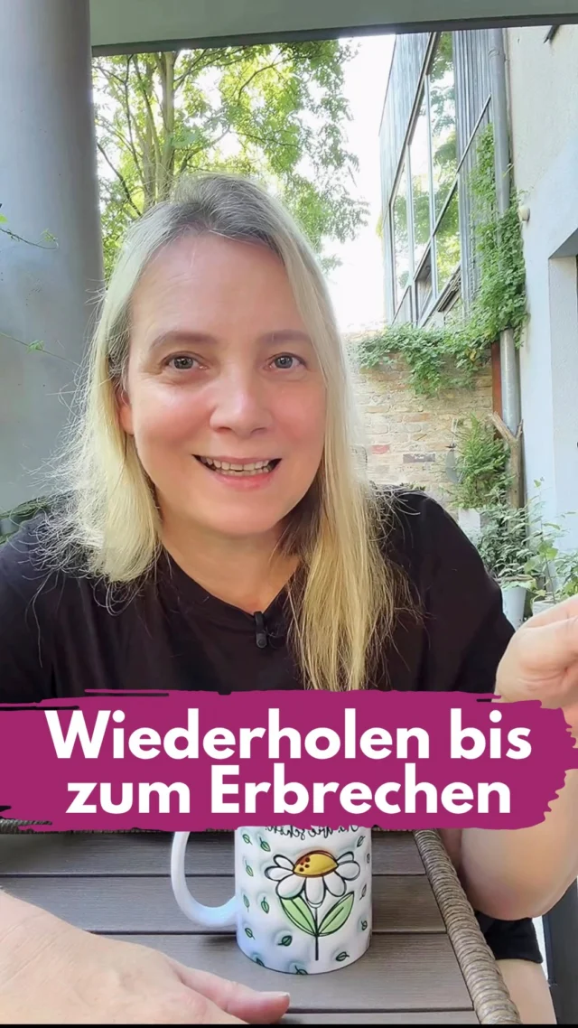 Wiederholen bis zum Erbrechen.
Der REELly Speaking Kurs geht jetzt zu Ende und wir haben erste Sprechreels, Reels, die richtig Reichweite bekommen und wirklich virale Sprechreels dabei.
Und jedes Mal bete ich hoch und runter: Mehr davon.
Wenn ein Thema funktioniert, wenn die Leute reagieren, wenn ein Reel Reichweite bringt, dann ist das nicht der Moment, an dem du sagen solltest „Ja ok, aber darüber habe ich ja gerade erst gesprochen.“
Nein! Du redest nochmal darüber und nochmal usw. Änderst das Format, die Perspektive oder beleuchtest einfach einen anderen Teil des Themas.
Ich predige das mit allen Mitteln, sogar hier jetzt auch noch mit diesem Post. 😉
Du erinnerst dich an deinen Content von vorgestern, alle anderen eher weniger bis gar nicht.
Wenn ein Thema viele interessiert, dann ist das auf gar keinen Fall ein Grund, zum nächsten zu springen, sondern ein ziemlich deutlicher Hinweis darauf, dass du da noch lange nicht fertig bist. Ok?
________________
Hi, ich bin Manja.
Für Tipps rund um die gewerbliche Nutzung von Instagram, Reels, Storys, Kurzvideos, Reichweitenaufbau und Musikrechte bist du hier genau richtig.