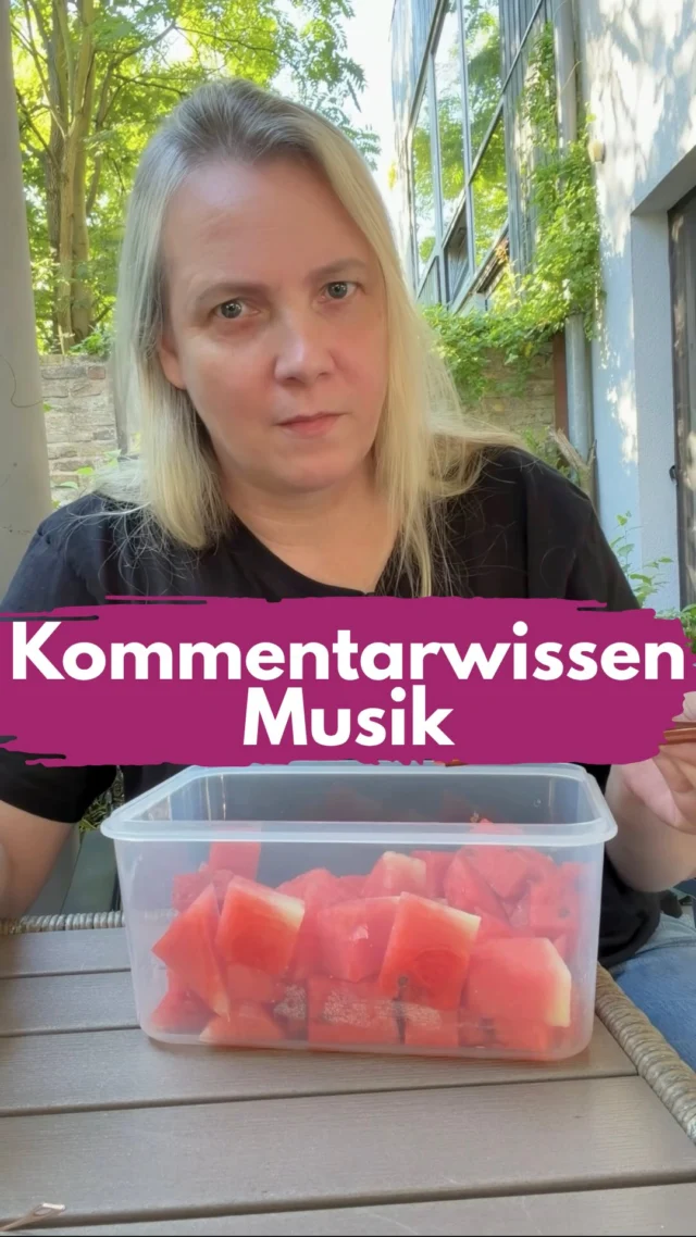 Ich weiß manchmal nicht, was ich dazu noch sagen soll.
Abmahnstories haben krasses Viralpotenzial. Und die Kommentarspalte wird zur offenen Sprechstunde für, ich sag’s jetzt mal frei raus, Ahnungslose.
Dieses Thema kann dich so viel Geld kosten. Mir ist schleierhaft, wieso man sich ausgerechnet dazu Businesstipps aus den Kommentaren holt.
Die meisten Tipps gehören gesammelt in die Tonne. 
Es bleiben gebührenfrei die Meta Soundcollection (hier mit RF gekennzeichnet), @community_creator_music und Musik, für die du selbst die notwendigen Nutzungsrechte hast.
Alles andere kannst du vergessen. Keine Suche nach lizenzfrei, keine Umstellung auf einen Businessaccount. Die GEMA hat ebenfalls herzlich wenig damit zu tun. GEMAfrei bedeutet nicht lizenzgebührenfrei. 
Und Musik von Apps wie CapCut (🇨🇳) hat auf Insta (🇺🇸) nichts verloren. 
Es gibt keine Tricks, mit denen du Charthits nutzen darfst. 
Mein Kanal ist inzwischen voll mit Infos zu den Musikrechten. Drei Jahre lang war das hier eines meiner Kernthemen. Ich denke, ich habe wirklich sehr viel dazu gesagt.
Zukünftig darf Musik wieder das sein, was sie eigentlich ist, ein Part von professionellem Social Media Marketing.
Zusammen mit @richmlwd.music habe ich einen ausführlichen Guide zum Thema Musikrechte erstellt. Den findest du über den Link in meiner Bio.
Wenn du tiefer ins Thema einsteigen möchtest, findest du dort alle Infos gesammelt. Und bei individuellen rechtlichen Fragen bleibt der Fachanwalt die richtige Adresse.
________________
Hi, ich bin Manja.
Für Tipps rund um die gewerbliche Nutzung von Instagram, Reels, Storys, Kurzvideos, Reichweitenaufbau und Musikrechte bist du hier genau richtig.