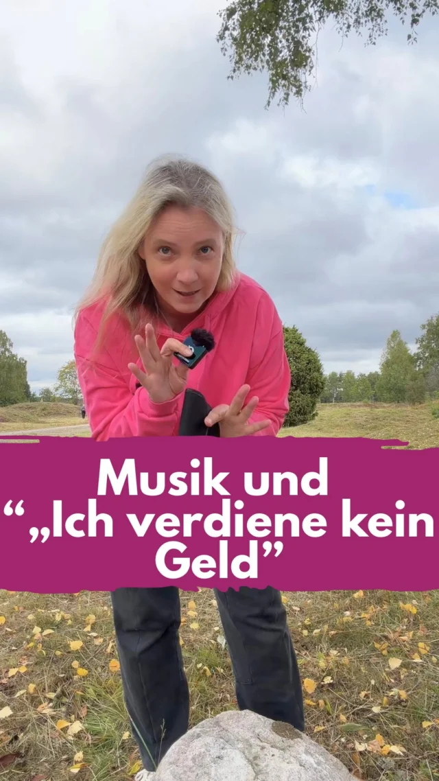 Das verstehen so viele falsch.
Disclaimer vorweg: Ich bin keine Rechtsanwältin. Das hier ist meine persönliche Übersetzung der Meta Musik-Richtlinien, verbunden mit dem, was ich in den letzten Jahren rund um dieses Thema immer wieder gesehen und recherchiert habe.
Meta schreibt dort nicht „Musik ist nur für kommerzielle Accounts verboten.“
Dort steht „Insbesondere die Nutzung von Musik für gewerbliche oder nicht private Zwecke ist verboten, es sei denn, du hast entsprechende Lizenzen eingeholt.“
Dieses „oder nicht private Zwecke“ wird oft überlesen oder ignoriert.
Nicht kommerziell bedeutet nicht gleich privat.
Du kannst einen Account haben, mit dem du noch keinen einzigen Cent verdienst und ihn trotzdem NICHT privat nutzen.
Ein Blog, auf dem du ausschließlich über ein bestimmtes Thema schreibst, ist ein gutes Beispiel. Vielleicht gibt es noch keine Kooperationen, keine Produkte und keine Einnahmen und trotzdem ist es kein persönlicher Account, auf dem du dein Privatleben mit Freunden und Familie teilst.
Das Argument „Ich verdiene doch gar kein Geld damit“ ist hier viel zu kurz gedacht.
Meta formuliert ausdrücklich „gewerbliche oder nicht private Zwecke“.
Und dieser kleine Zusatz verändert einfach alles.
Gerade bei Musik würde ich mich nie auf irgendein „Das darfst du“ oder „Das ist doch kein Problem“ aus der Insta-Kommentarspalte verlassen. Die Konsequenzen sind einfach teuer.
Lies die Nutzungsbedingungen selbst und wenn du bei deinem konkreten Fall unsicher bist, lass ihn rechtlich prüfen. Genau das mache ich bei solchen Fragen auch.
________________
Hi, ich bin Manja.
Für Tipps rund um die gewerbliche Nutzung von Instagram, Reels, Storys, Kurzvideos, Reichweitenaufbau und Musikrechte bist du hier genau richtig.
Danke an @chamer.schrauber