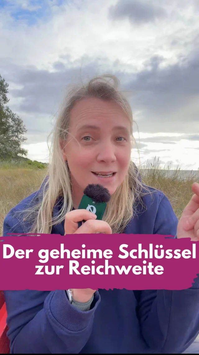 Achtung, wahr!
Der goldene Gral der Reichweite. Alle suchen ihn, diese eine Einstellung, diesen einen Uploadweg, diesen einen versteckten Knopf, der alles besser macht.
Gerade schreit der Insta-Buschfunk nach dem Kamera-Symbol über „Best Practices“. Aber eigentlich ist es auch völlig wurst, welcher Hack als Nächstes die Runde macht.
I know, die Vorstellung ist verlockend, dass irgendwo nur ne Einstellung falsch ist. 
Aber wenn du weiter nach dieser einen geheimen Tür, hinter der angeblich die große Reichweite auf dich wartet, suchst, dann führt dich das direkt ins Verderben. 
Dabei ist die Lösung recht simpel und so alt wie die Menscheit selbst. LIEBE.
Wer es schafft, Menschen zu begeistern, sie fühlen und spüren zu lassen, wird König der Reichweite. (Heutzutage sagen wir ganz unromantisch liken, teilen, speichern).
Das ist der geheime Schlüssel, der fucking Reichweiten-Hack.
Wie in jedem guten Kitschroman: LIEBE.
________________
Hi, ich bin Manja.
Für Tipps rund um die gewerbliche Nutzung von Instagram, Reels, Storys, Kurzvideos, Reichweitenaufbau und Musikrechte bist du hier genau richtig.