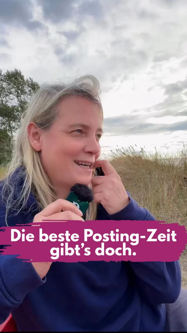 Dieser Fokus auf die beste Postingzeit gibt uns Kontrolle. Das ist ein Faktor, den wir im Griff haben können. 
Aber liebe Leute, Instagram ist unberechenbar!!!
Die Reichweite schwankt, Videos funktionieren mal besser, mal schlechter. Diese Uhrzeit-Regel gibt dir Halt und Sicherheit. Leider wird sie dadurch wichtiger als der eigene Inhalt und sie klaut uns auch noch das Vertrauen in unsere eigenen Content. 
Es ist nicht nur entspannter und souveräner, dann zu posten, wenn das Video fertig ist, du hast den Inhalt deines Videos im Fokus, die Idee, das Thema, Relevanz usw Also die wirklich wichtigen Dinge.
Meinen letzten viralen Hit habe ich um 3 Uhr nachts gepostet. 
Um 18 Uhr bekommt das Video vielleicht schneller Reaktionen. Aber ein schneller Start heißt noch lange nicht, dass du auch ins Ziel kommst. Beim Marathon gewinnt ja schließlich auch nicht garantiert der, der auf den ersten Metern vorne liegt. 😉
Insta schaltet mein Video nicht morgens um 6 Uhr ab, weil wir hier schlafen. 
Wenn Leute die App öffnen, bekommen sie die Inhalte ausgespielt, bei denen Instagram denkt, dass sie für sie relevant sind. Dabei spielt natürlich auch eine Rolle, mit welchen Accounts und Inhalten sie viel interagieren. Und dann zählt: 
Bleiben sie dran?
Schauen sie das Video möglichst lange?
Reagieren sie?
Teilen sie es? 
Und deshalb wäre es völlig egal, in welcher Minute ich das Video gepostet hätte. Und 3 Uhr nachts kann man(ja) halt mal machen. 😄 Ich wollte, dass das Video da ist, wenn meine Zielgruppe die App öffnet, nicht wenn ich ausgeschlafen habe.
Du musst beim Posten keinen Zug erwischen. Die Reichweite fährt nicht um 17 Uhr ohne dich ab.  Die Züge fahren rund um die Uhr. 
Instagram spielt Inhalte weiter aus, wenn die Reaktionen passen.
Also merken wir uns:
Ein gutes Reel wird nicht schlecht, nur weil deine Zielgruppe gerade schläft.
________________
Hi, ich bin Manja.
Für Tipps rund um die gewerbliche Nutzung von Instagram, Reels, Storys, Kurzvideos, Reichweitenaufbau und Musikrechte bist du hier genau richtig.