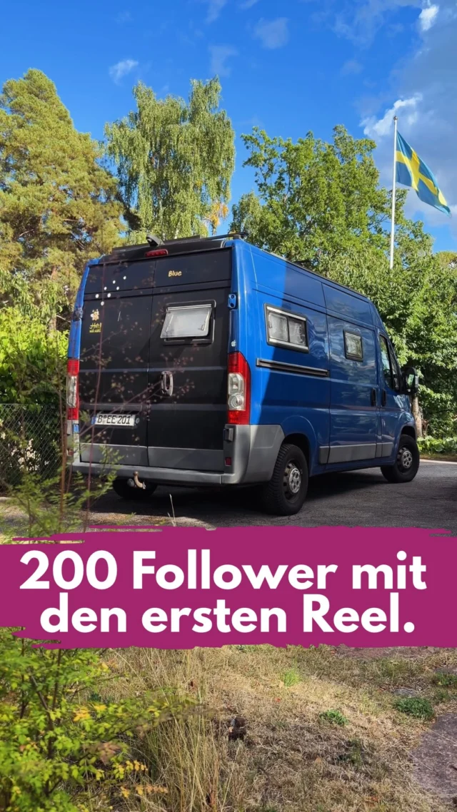 In Reels tanzen? Auf gar keinen Fall.
Außer … na ja, außer meine neue 1:1 Kundin räumt mit ihrem allerersten Reel über 200 neue Follower ab.
Dann kann man schon mal. 💃🏻
Manchmal ist dein Thema so nah an dir dran, dass du es selbst gar nicht als Thema erkennst.
Sie kam mit Businessideen zu mir, die auf Dingen basierten, die sie gelernt hatte und gut kann. Aber in unseren ersten Gesprächen und jedes Mal, wenn es um ihre Auswanderungen nach Rumänien ging, war da dieses Feuer. Sie erzählte ohne Atempausen und auf jede Frage hatte sie noch mindestens fünf Antworten.
Ich sagte schnell, wir lassen jetzt mal alles weg, von dem du dachtest, dass du damit rausgehen musst.
DAS hier ist dein Thema. 🔥 
Wir haben den Account so aufgesetzt, dass Menschen sofort verstehen, warum sich ein Follow lohnt, den Content besprochen und das erstes Reel veröffentlicht.
Tschakka Boom.
207 neue Follower mit dem allerersten Beitrag.
Jetzt sitzen wir an dem Teil, um den sich viele viel zu spät kümmern. Wir machen daraus ein echtes Business. 
Wir entwickeln ihre ersten Produkte und parallel baut sie mit meiner Anleitung ihr E-Mail-Marketing auf.
Dieses Konzeptionieren, Planen und Entwickeln macht mir so unheimlich viel Spaß. Darum gibt’s jetzt mein neues 1:1 Format.
Wenn du mit mir 1:1 arbeiten willst, kannst du dich per DM bewerben.
Musik: @nadaro.official und @omao_music 🙌 über @community_creator_music 
________________
Hi, ich bin Manja.
Für Tipps rund um die gewerbliche Nutzung von Instagram, Reels, Storys, Kurzvideos, Reichweitenaufbau und Musikrechte bist du hier genau richtig.