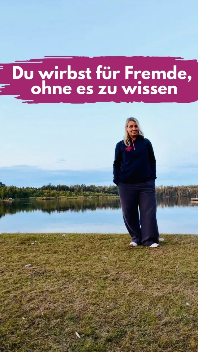 Anleitung
Meta und andere Marken können deine Reels und Beiträge zusammen mit Produkten in Werbeanzeigen, Shops und an anderen Stellen präsentieren.
Was hast du davon?
Vielleicht zusätzliche Sichtbarkeit. Klingt ja erst mal gut.
Der Haken aber, du hast kaum Kontrolle darüber, neben welchen Produkten oder Marken dein Content auftaucht. Im schlimmsten Fall wirkt dein Reel wie Werbung für ein Unternehmen, das du niemals freiwillig unterstützen würdest.
Bezahlt wirst du für diese Platzierungen auch nicht.
Ich finde, wer meinen Content kommerziell nutzen möchte, sollte mich wenigstens vorher fragen.
Und natürlich ist der Schalter von Hause aus an. So deaktivierst du ihn:
1. Öffne dein Instagram-Profil.
2. Tippe oben rechts auf die drei Striche.
3. Gehe zu „Teilen und Wiederverwenden“.
4. Scrolle nach ganz unten zu „Gestatte, dass deine Reels und Beiträge mit Produkten gefeaturet werden“.
5. Deaktiviere den Schalter.
Wichtig
Hier geht es nicht um die Funktion „Shop Similar“, bei der fremde Produktvorschläge unter deinen Reels erschienen sind.
________________
Hi, ich bin Manja.
Für Tipps rund um die gewerbliche Nutzung von Instagram, Reels, Storys, Kurzvideos, Reichweitenaufbau und Musikrechte bist du hier genau richtig.