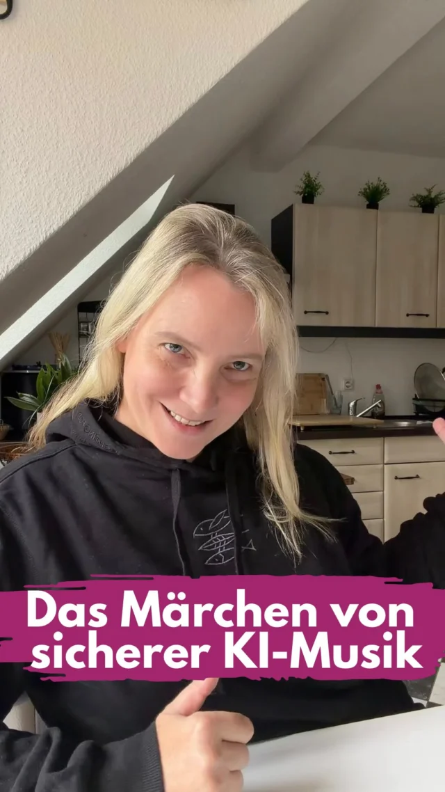 „Ich habe meine eigene Musik gemacht. Die ist lizenzfrei und kann ganz sicher kommerziell genutzt werden!“ Das lese ich in so vielen Kommentarspalten.
Auch die Anfragen mit KI-Musik bei @community_creator_music nehmen krasse Ausmaße an bis hin zu endlosen Diskussionen, Beleidigungen oder herablassenden Nachrichten.
Mir reicht’s einfach.
Nur die wenigsten haben sich offensichtlich mit den Nutzungsbedingungen ihres KI-Anbieters beschäftigt.
Zum Beispiel Suno.
Suno erlaubt unter bestimmten Voraussetzungen die kommerzielle Nutzung.
❗️ABER Suno garantiert NICHT, dass die Musik frei von Rechten Dritter ist. Und bei rechtlichen Ansprüchen kann der Nutzer sogar verpflichtet sein, Suno von Ansprüchen und Kosten freizustellen.
Das sollte man wissen, bevor man anderen Menschen verspricht, sie könnten diese Musik bedenkenlos verwenden.
Auch das Argument „KI-Musik hat kein Urheberrecht, also darf ja jeder alles damit machen“ ist falsch. Rechte Dritter oder vertragliche Nutzungsbeschränkungen können durchaus eine Rolle spielen.
Es gibt mittlerweile KI-Musikmodelle, die nach eigenen Angaben mit lizenzierten Trainingsdaten arbeiten. Da lohnt sich mal ein genauerer Blick.
Auch professionelle Musiker nutzen KI mittlerweile als Werkzeug. Aber das ist etwas anderes, als einen Song per Knopfdruck generieren zu lassen und ihn als garantiert rechtssicher anzubieten.
Und bitte verwechsle nicht jeden, der seine KI-Musik kostenlos anbietet, mit Mutter Teresa. Mit KI-Musik lässt sich Geld verdienen. Da wird auch gerne mal das Blaue vom Himmel versprochen.
Lass dir die kommerziellen Nutzungsrechte schriftlich bestätigen. So hast du wenigstens einen Nachweis, wer dir was zugesichert hat.
„Kommerziell nutzbar“ und „rechtssicher“ sind zwei völlig verschiedene Dinge.
________________
Hi, ich bin Manja.
Für Tipps rund um die gewerbliche Nutzung von Instagram, Reels, Storys, Kurzvideos, Reichweitenaufbau und Musikrechte bist du hier genau richtig.